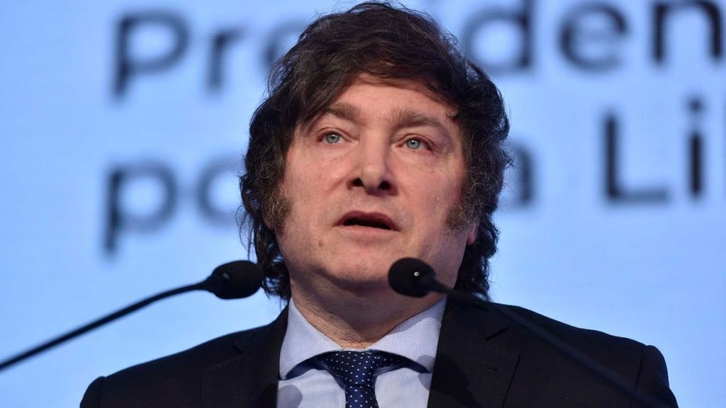 Milei volta a chamar Lula de ladrão e aposta na vitória de Flávio Bolsonaro no Brasil