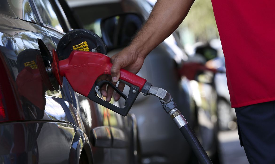 Governo zera impostos federais da gasolina e amplia subvenções para etanol e diesel antes do segundo turno