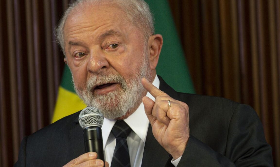 Lula estuda limitar cada brasileiro a apenas um cartão de crédito