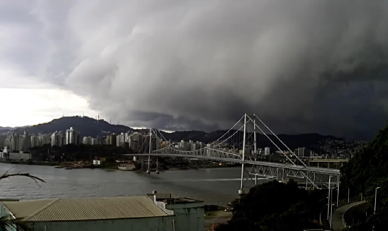 Ciclone e frente fria trazem chuva volumosa em mais de 10 estados do Brasil com rajadas de 100 km/h