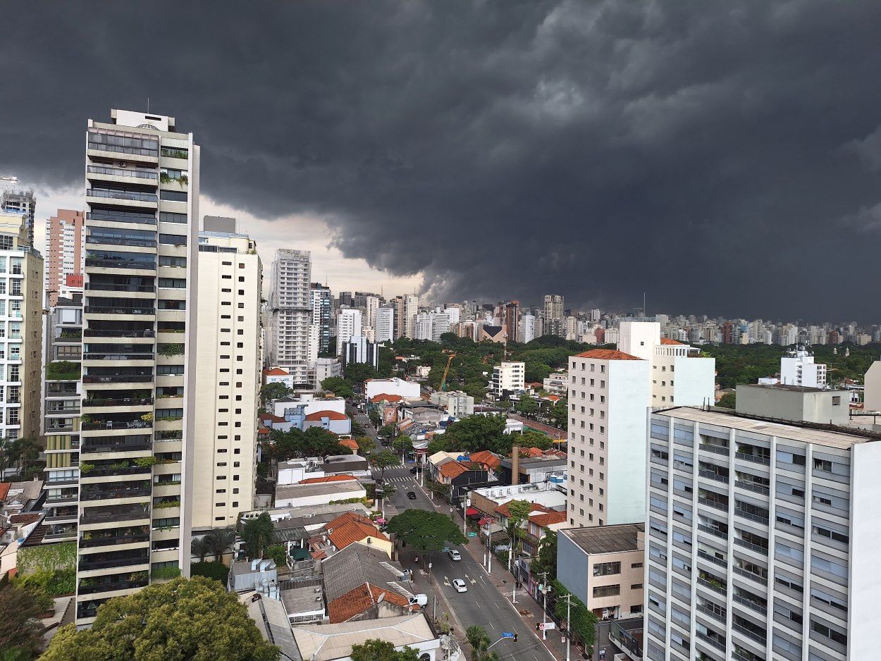 Ciclone, ventos de 90 km/h e temporais marcam o segundo turno das eleições em várias regiões do Brasil, com risco de microexplosões