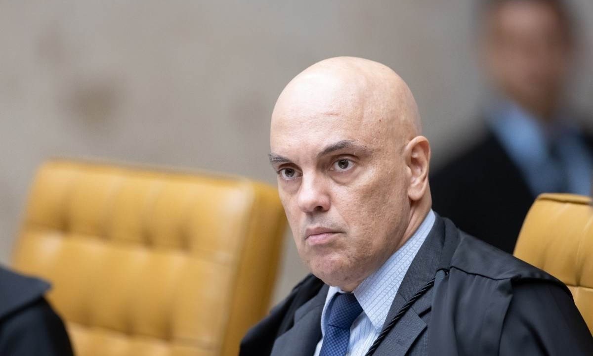 Vídeo flagra Alexandre de Moraes desembarcando de jatinho ligado a Daniel Vorcaro