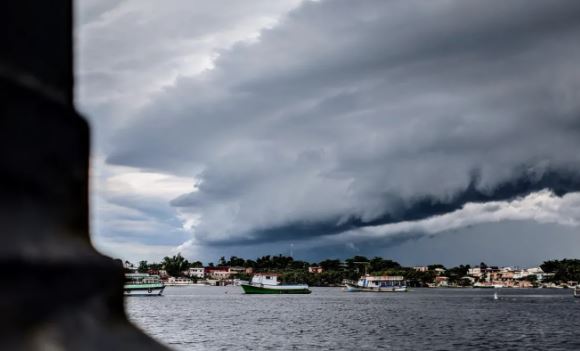 Ciclone e frente fria avançam pelo Brasil com risco de granizo no Sudeste e geada no RS enquanto interior do Nordeste beira os 40°C