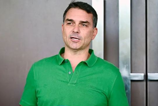 Flávio Bolsonaro diz que Lula dividiu governo com Moraes e ministros do STF