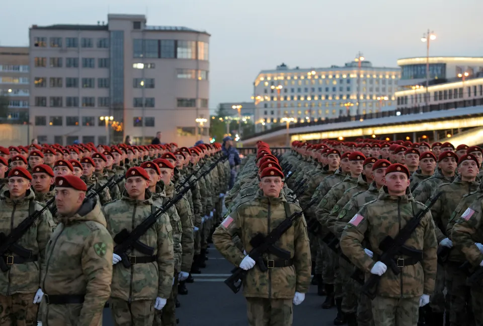 Zelensky cobra apoio ocidental e alerta que Rússia planeja enviar 300 mil soldados à Ucrânia