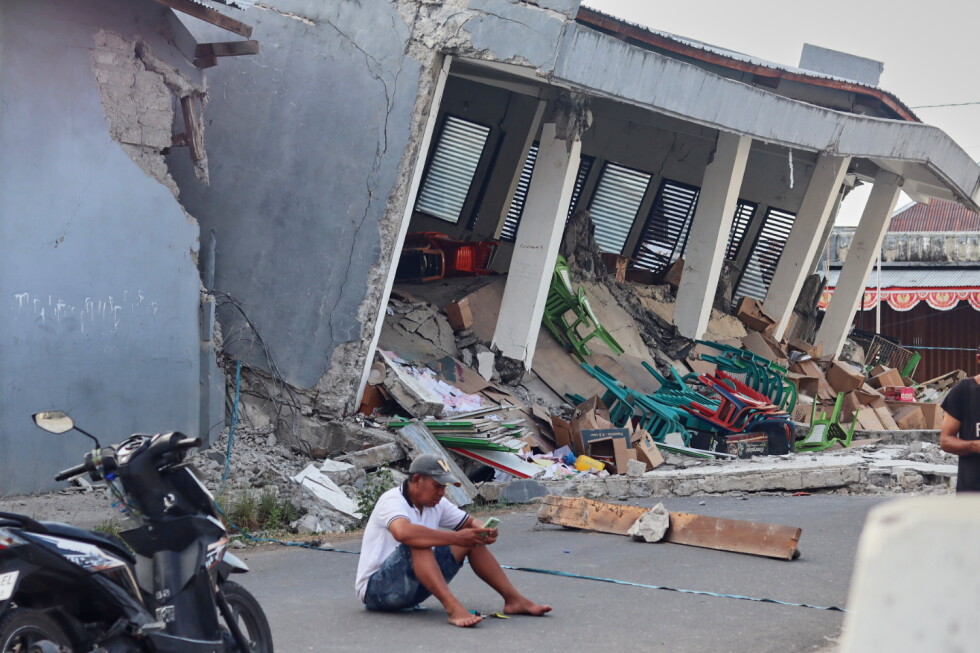 Mar da Indonésia segue com abalos e número de mortos aumentam após terremoto de 7,7