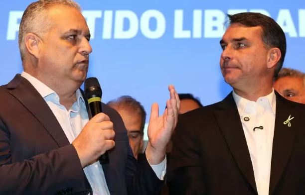 “Farsa política”: Flávio Bolsonaro defende Alfredo Gaspar e descarta troca de vice