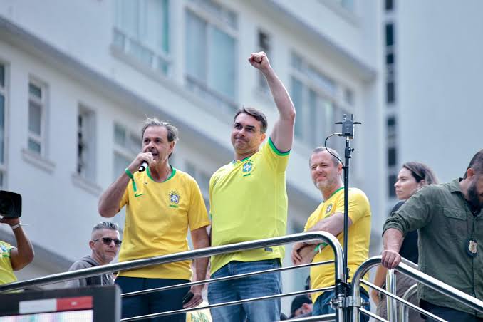 Em Copacabana, Flávio Bolsonaro dá largada na campanha presidencial e mira acordos globais; vídeos