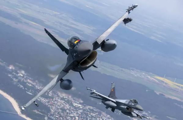 Tensão no Báltico: Caças da OTAN abatem drone na Letônia após interferência eletrônica russa