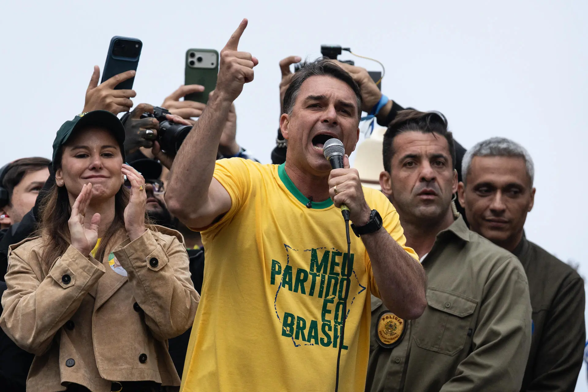 Flávio chama Lula de desesperado, vê vitória no 1º turno e crítica proibição de bets em ato na baixada fluminense