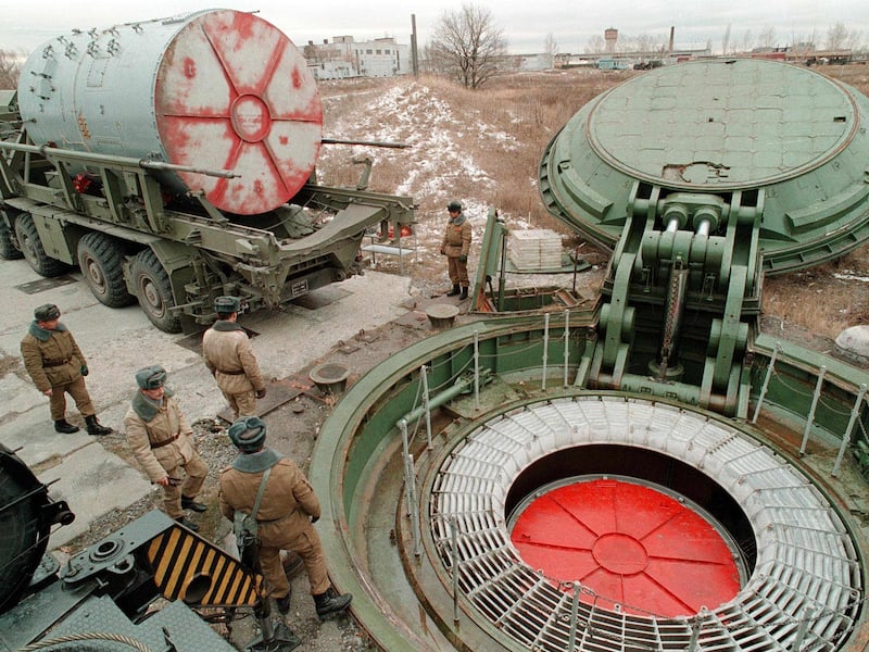 Rússia reativa o complexo ‘Mão Morta’ para retaliação nuclear enquanto Europa se prepara para guerra