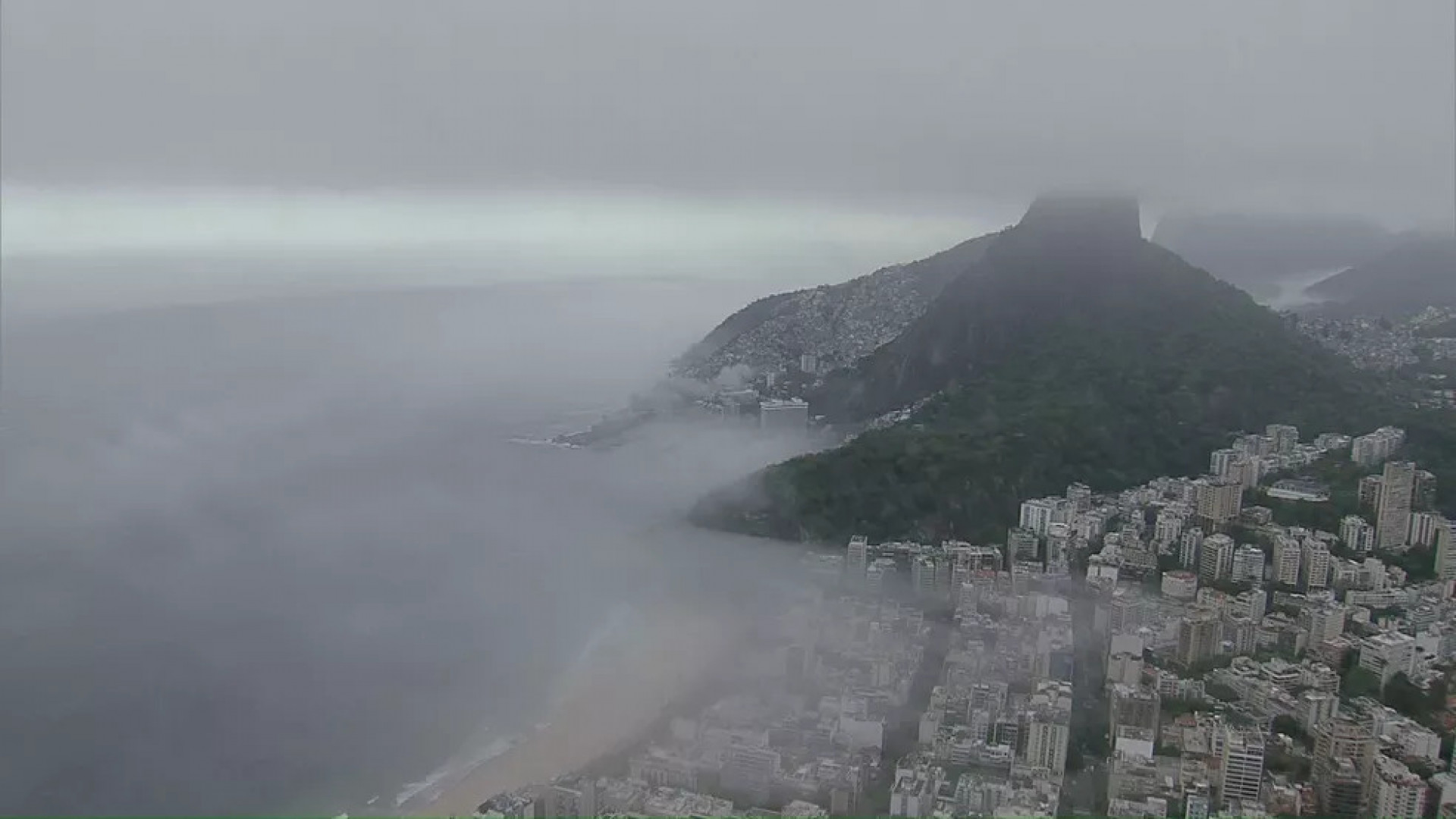 Vendaval de 71 km/h atinge o Rio de Janeiro e Prefeitura eleva estágio operacional