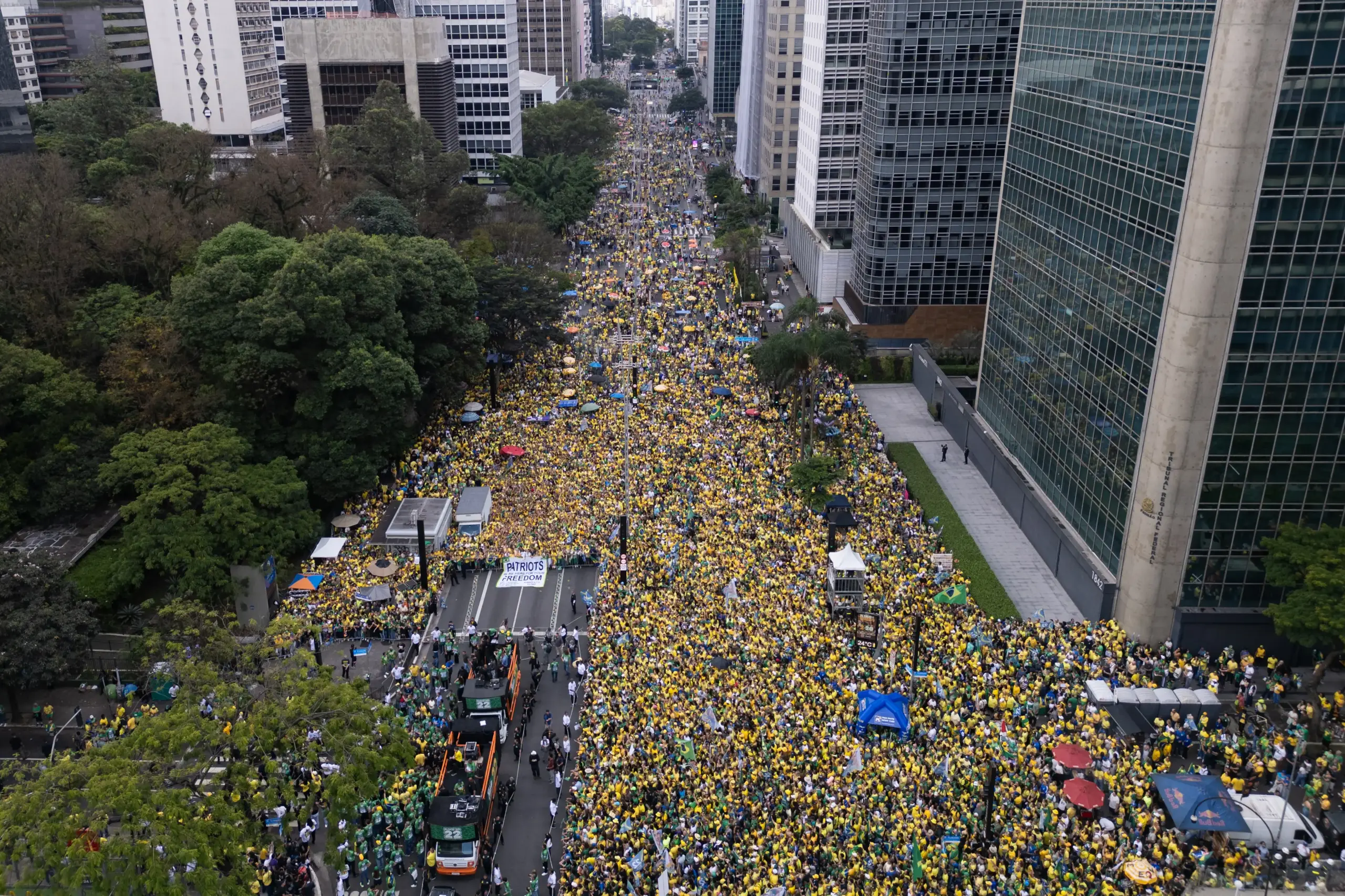 Avenida Paulista vira palco de grande ato em apoio a Flávio Bolsonaro a uma semana do segundo turno; vídeos
