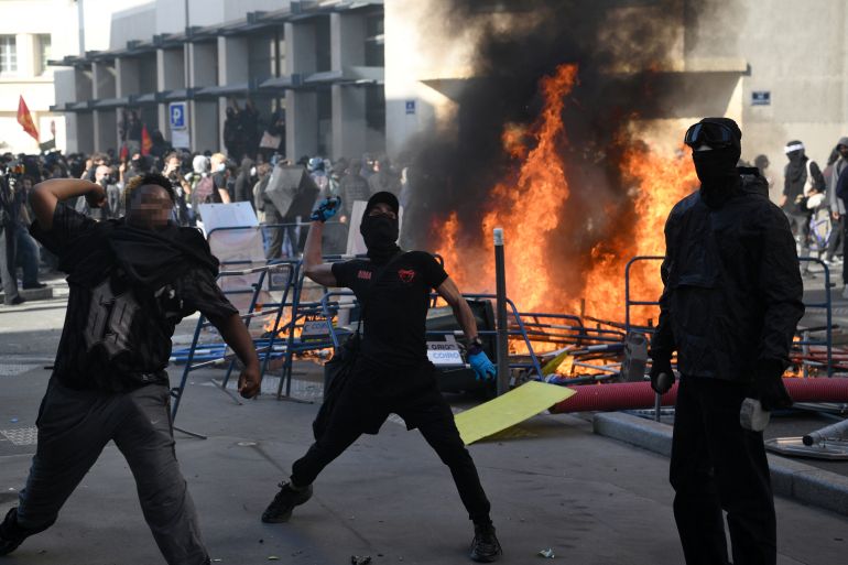 Confrontos violentos e prisões em massa marcam o protesto de 250 mil estudantes na França; vídeos
