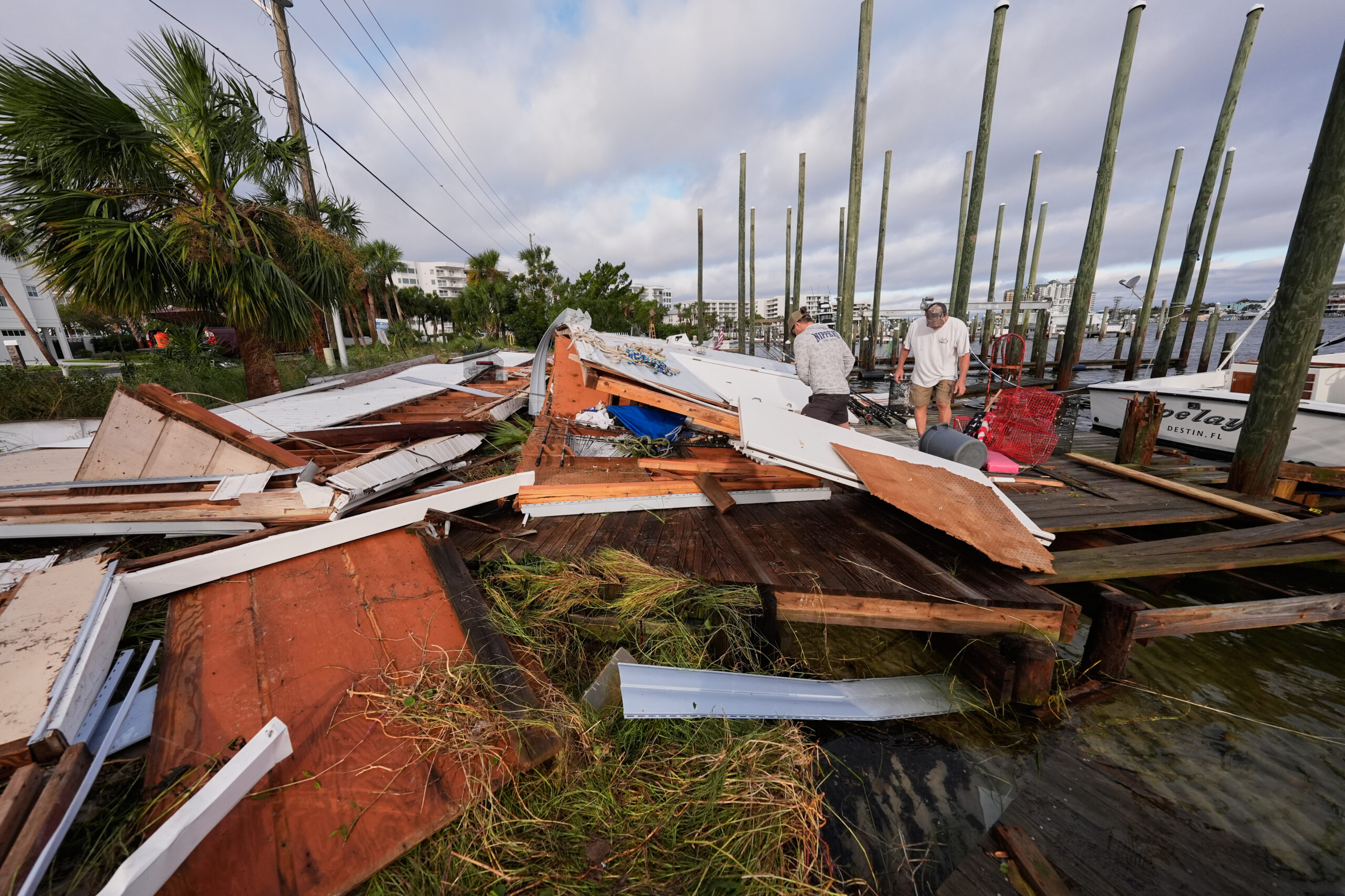 Furacão Isaías deixa mortes, destruição e quase um milhão sem energia enquanto ameaça de tornados persiste nos EUA