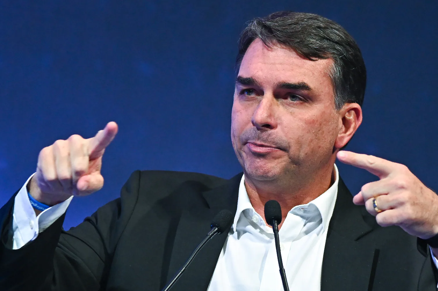 Jornal americano vê perseguição política em medidas da Justiça contra Flávio e faz alerta sobre risco de autocracia no Brasil