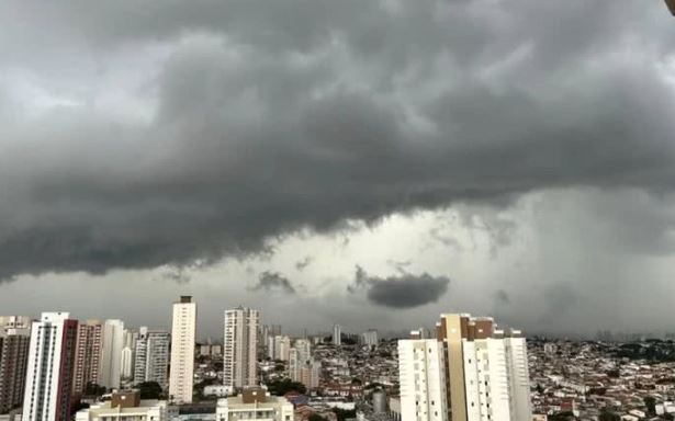 Ciclone no oceano intensifica chuvas e mantém risco de enxurradas no Sudeste e temporais em outras regiões