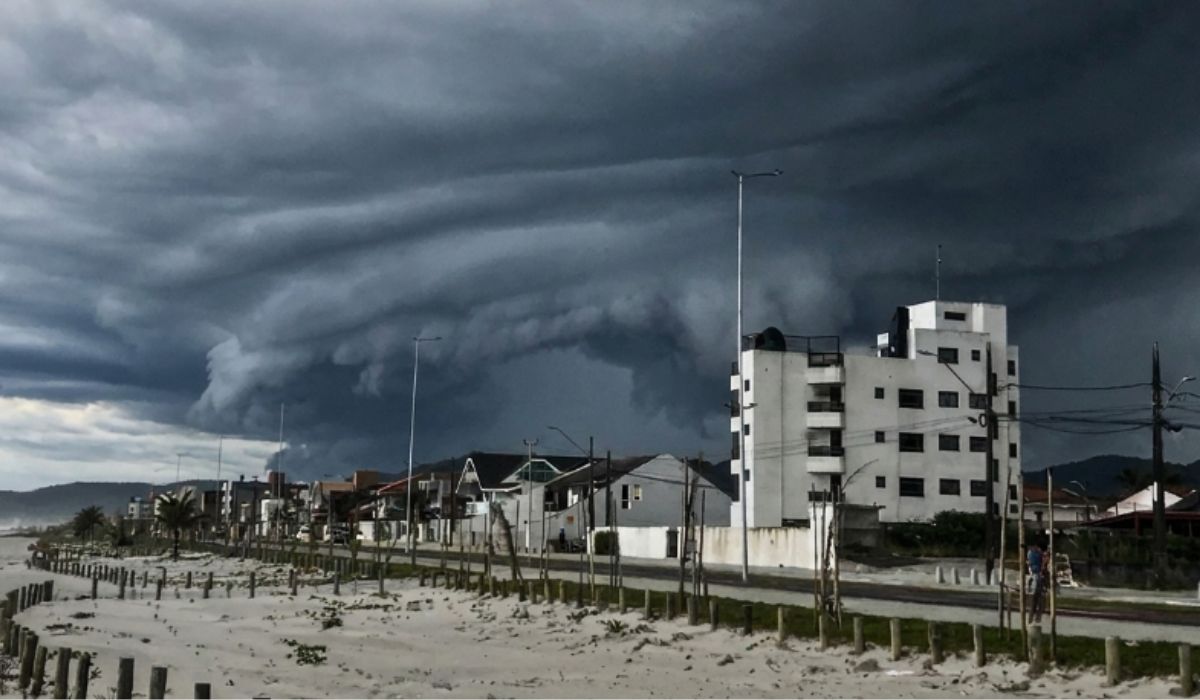 Frente fria e ciclone colocam 13 estados brasileiros em alerta vermelho para temporais e ventos fortes