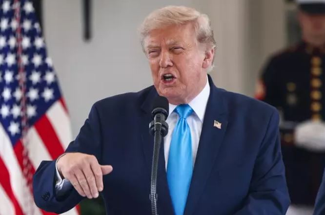  Trump levanta suspeitas sobre eleição no Brasil e classifica prorrogação de votação como estranha