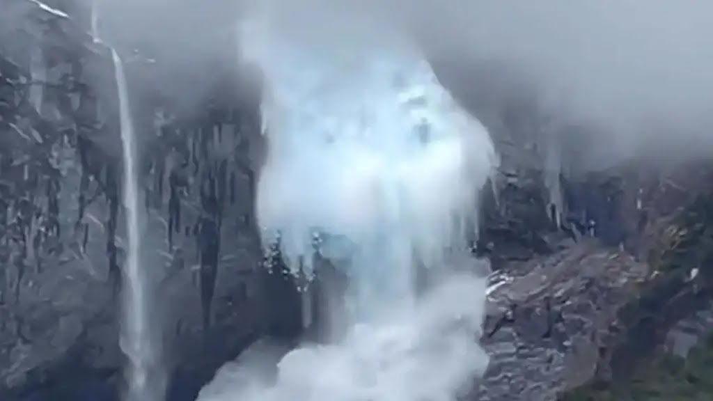 Impressionante descolamento de geleira na Patagônia chilena em meio a