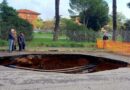 Sumidouro surge do nada e engole carros em Roma na Itália; vídeos