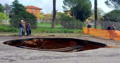 Sumidouro surge do nada e engole carros em Roma na Itália; vídeos