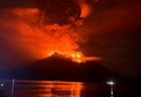 Vulcão Ruang tem erupção massiva na Indonésia milhares de pessoas são retiradas as pressas; vídeo