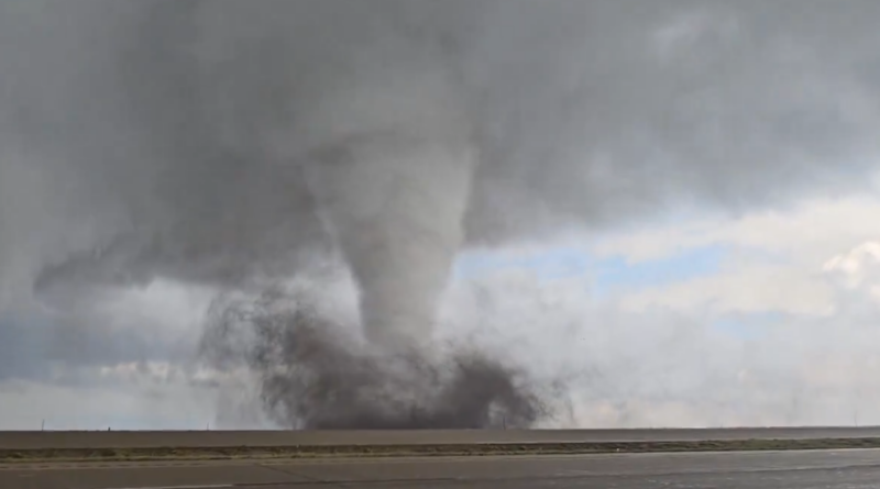 Tornados poderosos atingem vários estados dos EUA provocam grandes danos; veja vídeos