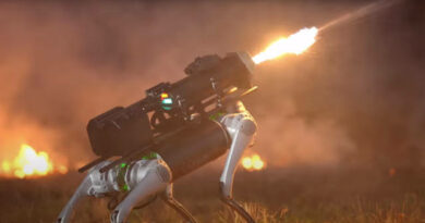 Cão robô lançador de chamas que pode atirar até 10 metros é vendido por empresa nos EUA; vídeo