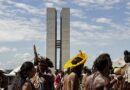 Indígenas realizam protesto em frente ao Planalto nesta quinta-feira
