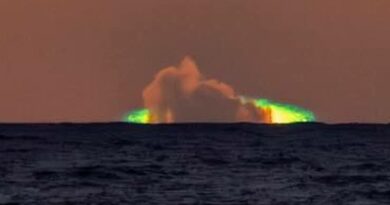 Fenômeno extraordinário de flashes verdes ilumina o céu sobre o oceano nos EUA