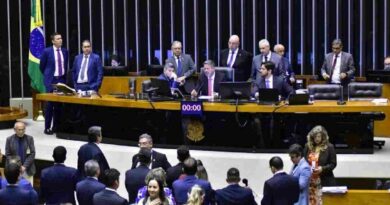 Congresso mantém veto de Bolsonaro que criminaliza Fake News