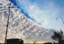 Fenômeno fascinante de nuvem divide o céu em cidade no Chile
