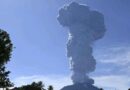 Vulcão Ibu entra em erupção libera gigantesca coluna de cinzas; moradores em alerta na Indonésia; vídeo