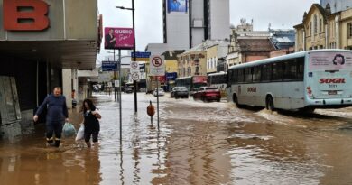Água do Guaíba começa a baixar nas ruas de Porto Alegre em menor nível desde domingo