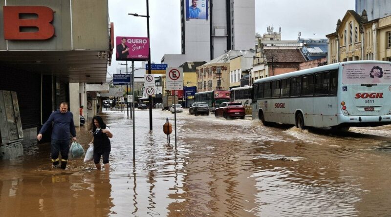 Água do Guaíba começa a baixar nas ruas de Porto Alegre em menor nível desde domingo