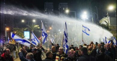 Polícia dispara canhões de água para dispersar onda de protestos em Tel Aviv; veja vídeos