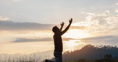 Não importa o que eu enfrente, Deus está comigo e eu posso vencer porque Jesus já conquistou a vitória Não importa o que eu enfrente, Deus está comigo e eu posso vencer porque Jesus já conquistou a vitória