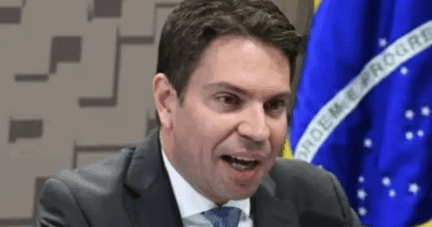 Câmara suspende processo contra Alexandre Ramagem sobre golpe