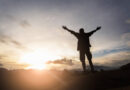 Deus está no processo e você vai vencer. Aguenta firme que vai valer a pena