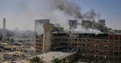 Israel sob ataque: mísseis iranianos e drones causam  destruição em hospital e deixam feridos no centro e sul do país; vídeos
