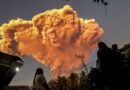 Vulcão na Indonésia explode e dispara poderosa coluna de cinzas e autoridades emitem ordem de evacuação; vídeos