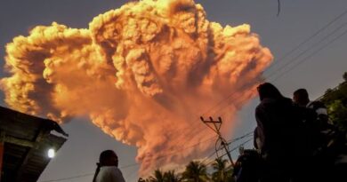 Vulcão na Indonésia explode e dispara poderosas colunas de cinzas e autoridades emitem ordem de evacuação; vídeos