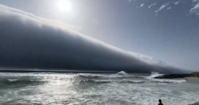 Nuvem em forma de tsunami em Portugal causa espanto em banhistas; veja vídeos