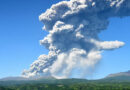 Japão: vulcão entra em erupção violenta próximo a data de “profecia de mega desastre”; veja vídeos