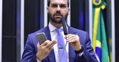 Moraes estica o prazo e Eduardo Bolsonaro continua sob a mira da investigação nos EUA