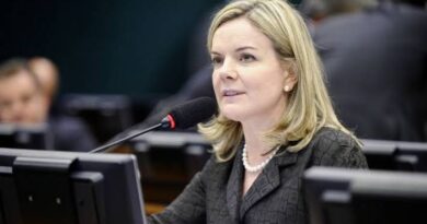Gleisi Hoffmann parte para cima de Eduardo Bolsonaro e pede cassação