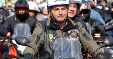 Bolsonaro participa de motociata em Brasília sob restrições do STF; vídeos