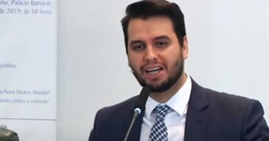 Moraes nega pedido de filipe Martins para ouvir filhos de Bolsonaro como testemunhas em caso de tentativa de golpe