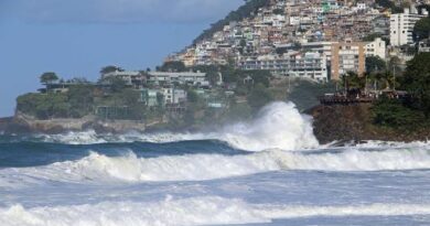 Ressaca no mar do Rio de Janeiro causa estragos e paralisa navegação; vídeos